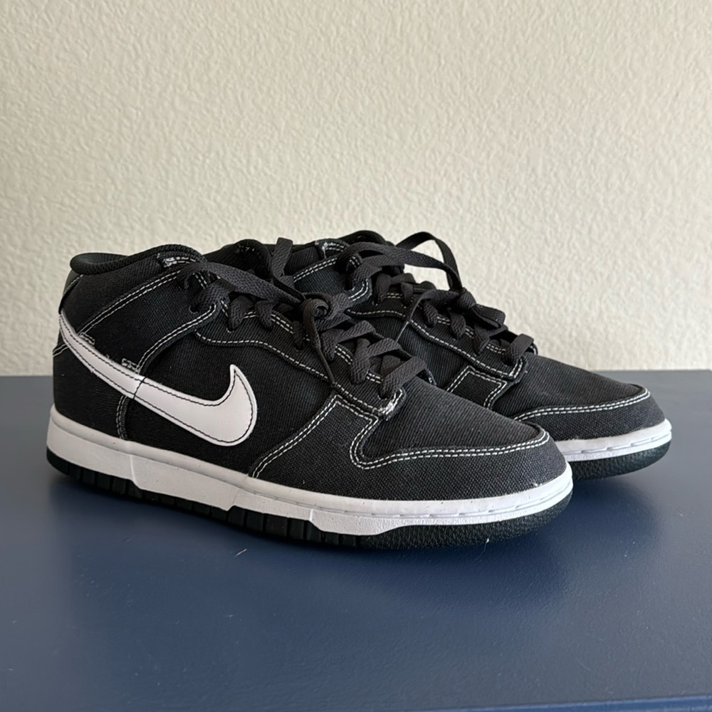 NWOT Nike dunk mid off noir white